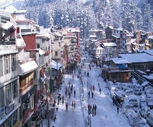 manali-mall-road-Places-nearby kasol